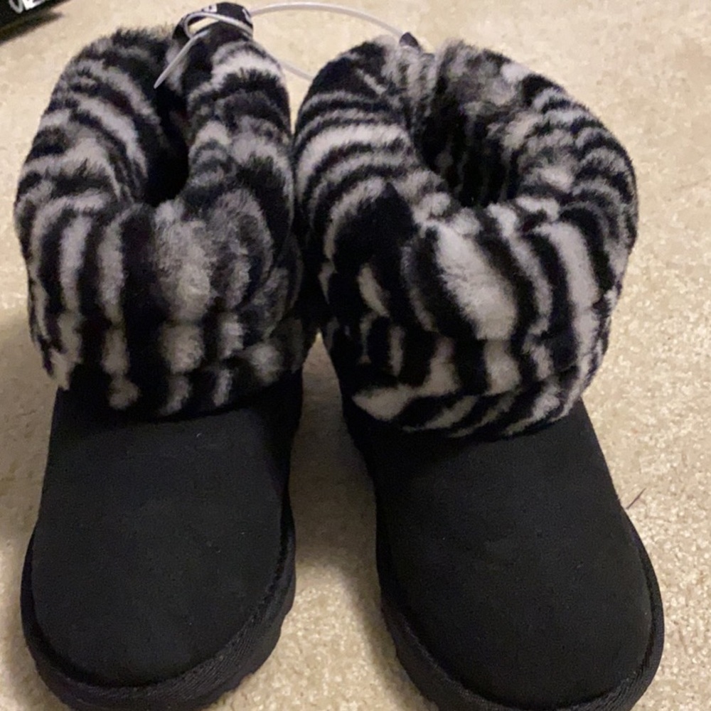 New Girls Black and White Uggs Size 10